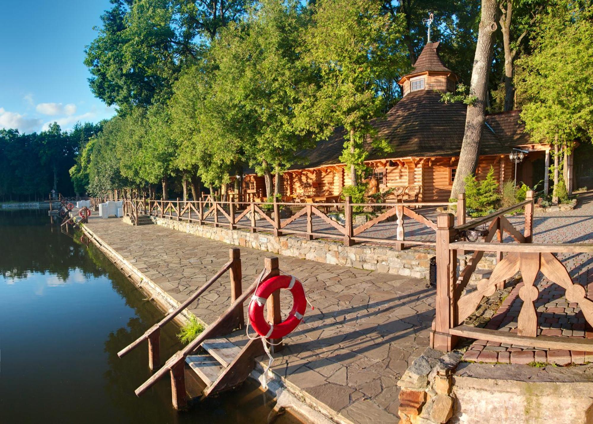 Sherwood Hotel Довгомостиська Екстер'єр фото