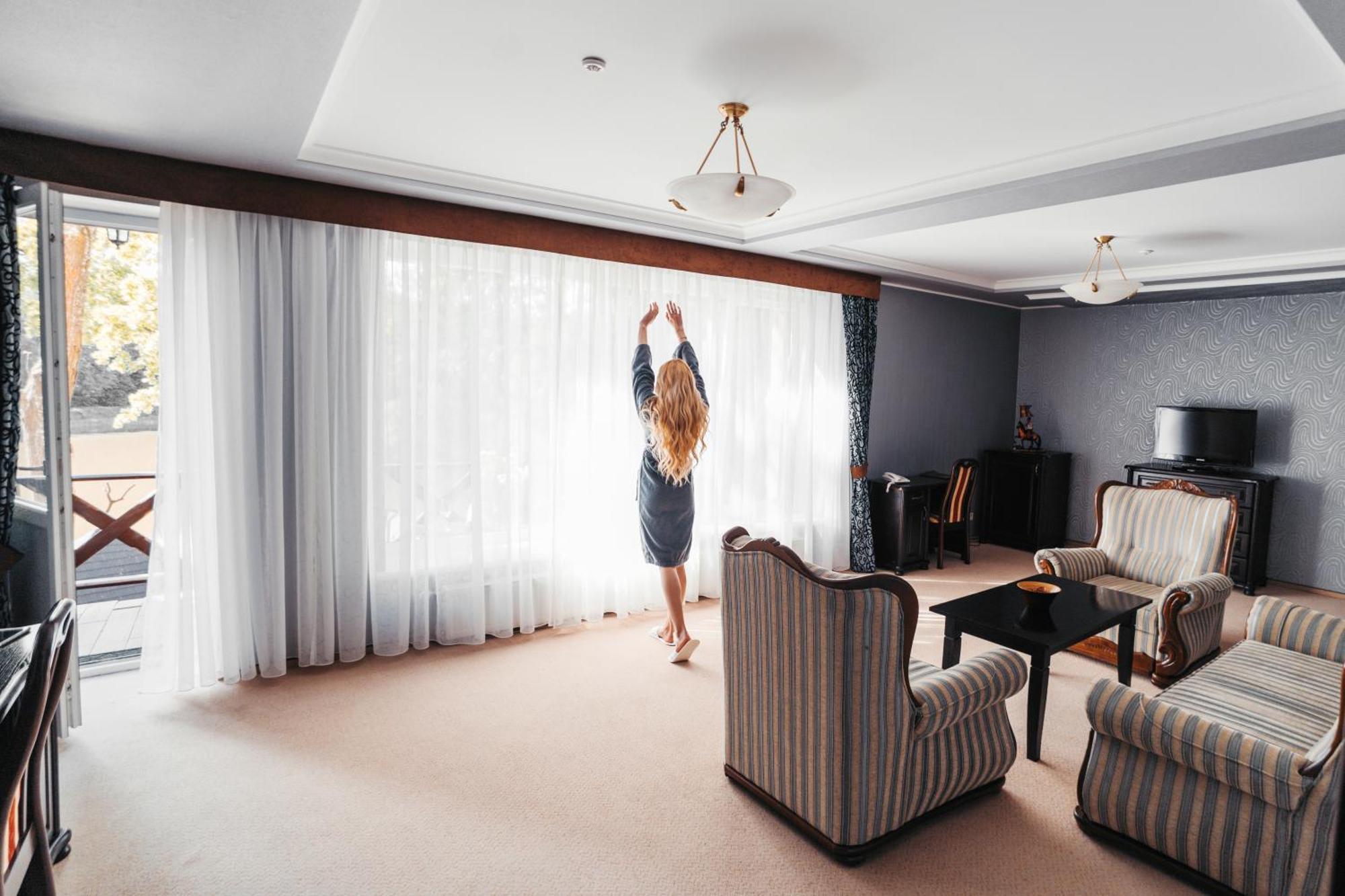 Sherwood Hotel Довгомостиська Екстер'єр фото