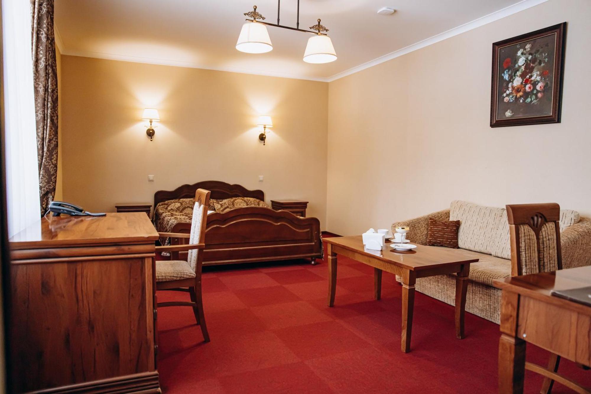 Sherwood Hotel Довгомостиська Екстер'єр фото