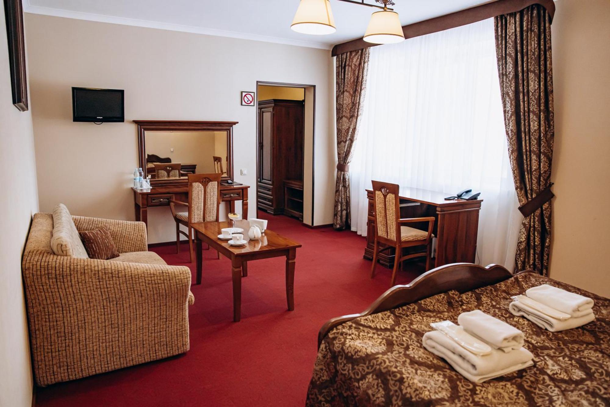 Sherwood Hotel Довгомостиська Екстер'єр фото